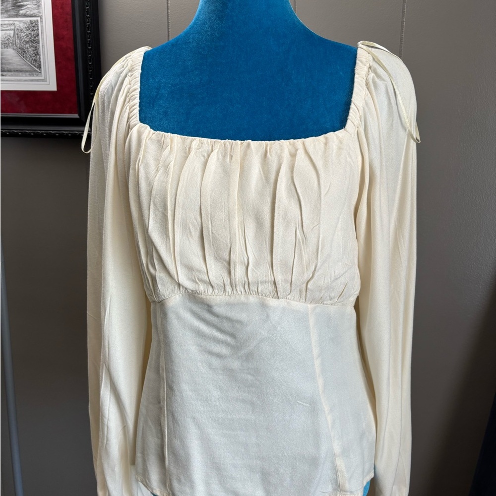 New with no tag . Old Navy Cream Ruched Long Sleeve Blouse